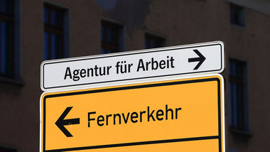 Wegweiser zur Agentur für Arbeit in Schönebeck/Elbe, a... Wegweiser zur Agentur für Arbeit in Schönebeck/Elbe, a...