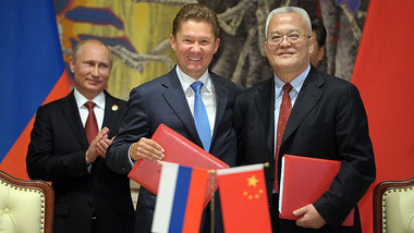 Gasprom-Chef Alexej Miller (vorn links) und CNPC-Lenker Zhou Jip...