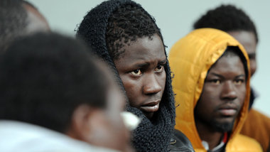 In eine ungewisse Zukunft: Eine Gruppe von Flüchtlingen am ... In eine ungewisse Zukunft: Eine Gruppe von Flüchtlingen am ...