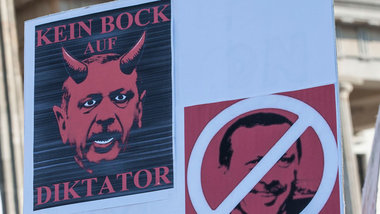 Null Bock auf Erdogan: Demonstranten gegen einen Auftritt des t&... Null Bock auf Erdogan: Demonstranten gegen einen Auftritt des t&...