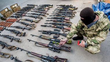Widerstandskämpfer präsentiert in Gorliwka Waffen, die... Widerstandskämpfer präsentiert in Gorliwka Waffen, die...