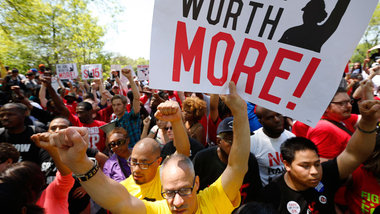 »Wir sind mehr wert« – Demonstration vor der M... »Wir sind mehr wert« – Demonstration vor der M...