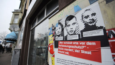 Die drei sind 2011 wieder aufgetaucht: Plakat mit den NSU-Mitgli...