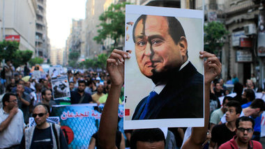 Proteste am Samstag in Kairo: Das Plakat zeigt jeweils eine Gesi... Proteste am Samstag in Kairo: Das Plakat zeigt jeweils eine Gesi...