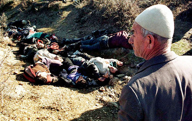 Racak, 16. Januar 1999: Leichenfund in einem Hohlweg
