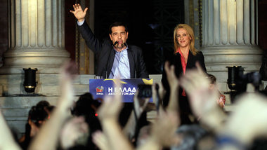 Syriza-Anh&auml;nger feiern am Montag in Athen mit Alexis Tsipra...