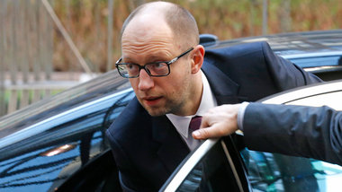 Roter Teppich f&uuml;r den Putschministerpr&auml;sidenten: Jazen...