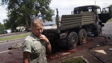 Entsetzen nach Kiews Luftangriffen: Zerst&ouml;rter Transporter ...