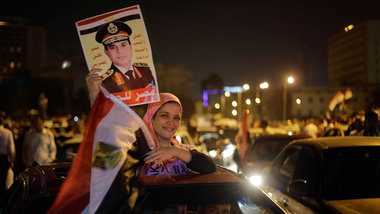 Eine Anh&auml;ngerin des fr&uuml;heren Armeechefs Al-Sisi am Don...