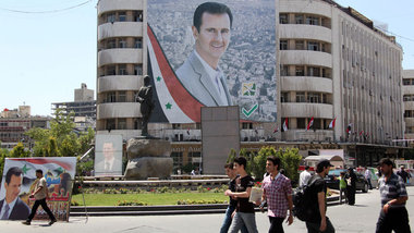 Ein Tag vor den Wahlen: Ein gigantisches Assad-Portr&auml;t am A...