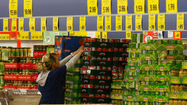 Regale befüllen (hier bei Lidl) ist eine mühsame und s... Regale befüllen (hier bei Lidl) ist eine mühsame und s...