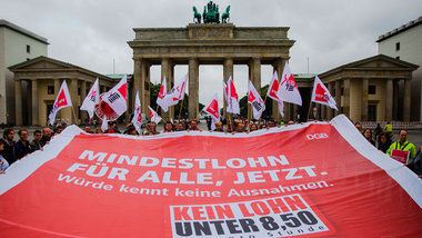 W&auml;hrend der Bundestagsdebatte protestierte der DGB vor dem ...