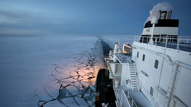 Schiff auf dem Weg von Norwegen nach Japan &uuml;ber die Nordost...