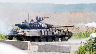 Panzer der ukrainischen Armee am Freitag beim Angriff vor Slowja...
