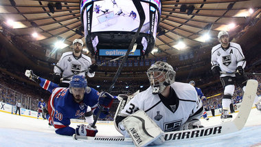 Diverse halsbrecherische Aktionen: Jonathan Quick (vorn) Diverse halsbrecherische Aktionen: Jonathan Quick (vorn)