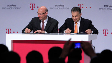 Telekom-Bo&szlig; Timotheus H&ouml;ttges (l.) unterzeichnet mit ...