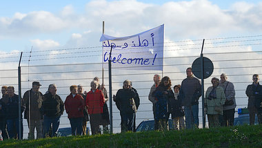Fl&uuml;chtlinge aus Syrien werden willkommen gehei&szlig;en &nd...