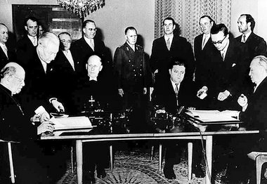 Der EKD-Ratsvorsitzende Bischof Otto Dibelius (l.) bei der Vertr... Der EKD-Ratsvorsitzende Bischof Otto Dibelius (l.) bei der Vertr...