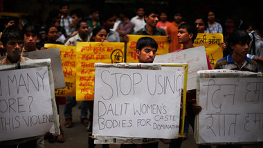 Aktivisten demonstrierten Ende Mai in Neu-Delhi gegen Gewalt an ... Aktivisten demonstrierten Ende Mai in Neu-Delhi gegen Gewalt an ...