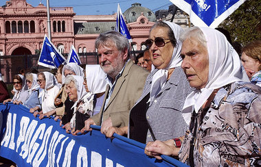 Die "Madres de la Plaza de Mayo" in Buenos Aires fordern Aufklär...