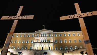 Freiheit, Würde: Holzkreuze vor dem griechischen Parlament in At... Freiheit, Würde: Holzkreuze vor dem griechischen Parlament in At...