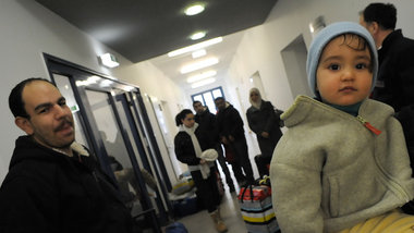 Syrische Flüchtlinge beziehen ihre Zimmer in der ehemaligen... Syrische Flüchtlinge beziehen ihre Zimmer in der ehemaligen...