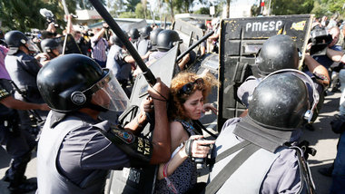 Polizisten prügeln am Donnerstag in São Paulo auf ei... Polizisten prügeln am Donnerstag in São Paulo auf ei...