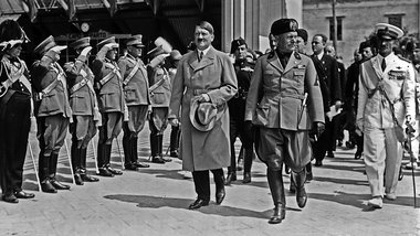 Gipfeltreffen mit zahlreichen Möglichkeiten zur theatralisc... Gipfeltreffen mit zahlreichen Möglichkeiten zur theatralisc...