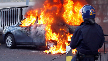 Polizist patrouilliert w&auml;hrend der Unruhen vom August 2011 ...