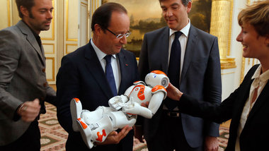 »Ich sehe die Roboter als unsere natürlichen Kinder.«, bekennt H... »Ich sehe die Roboter als unsere natürlichen Kinder.«, bekennt H...