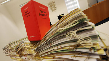 Das Sozialgesetzbuch – für viele Jobcentermitarbeiter noch immer... Das Sozialgesetzbuch – für viele Jobcentermitarbeiter noch immer...