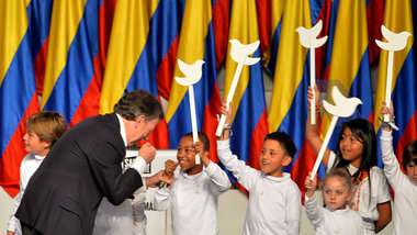 Am Sonntag in Bogotá gab sich Präsident Santos friedliebend. Auf... Am Sonntag in Bogotá gab sich Präsident Santos friedliebend. Auf...