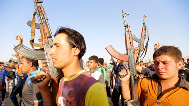 Freiwillige, die sich zum Kampf gegen ISIL gemeldet haben, am So...
