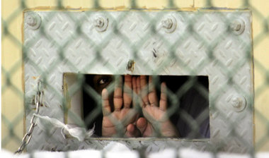 Guantánamo, 4. Dezember 2006: Ein Häftling verbirgt sein Gesicht... Guantánamo, 4. Dezember 2006: Ein Häftling verbirgt sein Gesicht...
