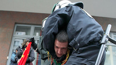 Demokratieabbauende Gesetze werden anfangs gegen eine Gesellscha... Demokratieabbauende Gesetze werden anfangs gegen eine Gesellscha...
