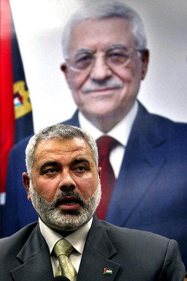 Der palästinensische Premier Hanija am Freitag in Gaza, im Hinte... Der palästinensische Premier Hanija am Freitag in Gaza, im Hinte...