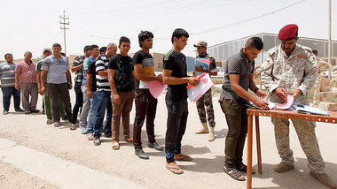 Freiwillige bei einer Rekrutierungsstelle der irakischen Armee i...