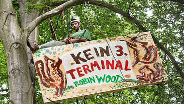 Hoch oben: Robin-Wood-Protest in Trebur unweit von Frankfurt am ...