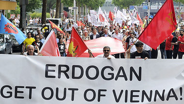 Das Fronttransparent der Demonstration gegen den Erdogan-Besuch ...