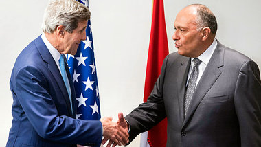 US-Außenminister John Kerry am Sonntag in Kairo beim Shakehands ... US-Außenminister John Kerry am Sonntag in Kairo beim Shakehands ...