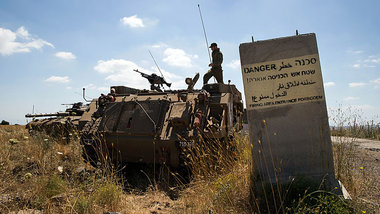 Ein israelischer Soldat auf einem Panzer nahe der Grenze zu Syri...