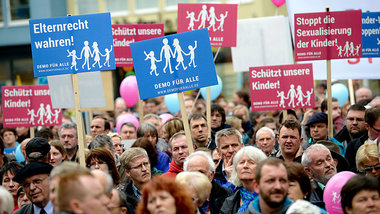 Aufgeregte Bildungsplangegner am 5. April in Stuttgart