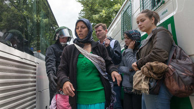 Roma-Familien beim Verlassen der fr&uuml;heren Berliner Gerhart-...