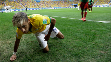 Neymar, aus dem Spiel gekickt (allerdings von Nyom, Kamerun)