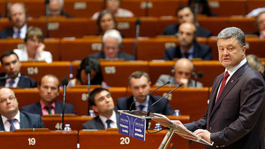 Kopf aufst&uuml;tzen oder Tunnelblick: Petro Poroschenko begeist...