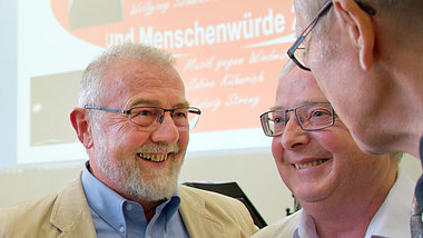 Ausgezeichnet: Rainer Rupp und jW-Chefredakteur Arnold Sch&amp;o...