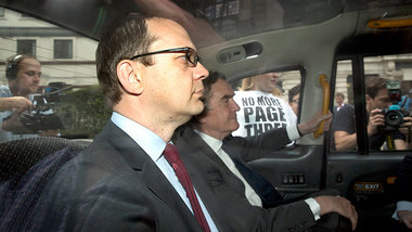 Andy Coulson in einem Taxi vor dem Gerichtsgeb&auml;ude in Londo...