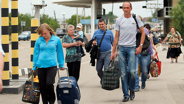 Ukrainer in der Region Lugansk am Donnerstag auf der Flucht nach...