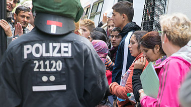 Am Dienstag verlie&szlig;en Roma-Familien die ehemalige Schule u...