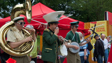 Ohne Waffen, ohne Gewalt, ohne Verst&auml;rker: Die Jazzpolizei ...